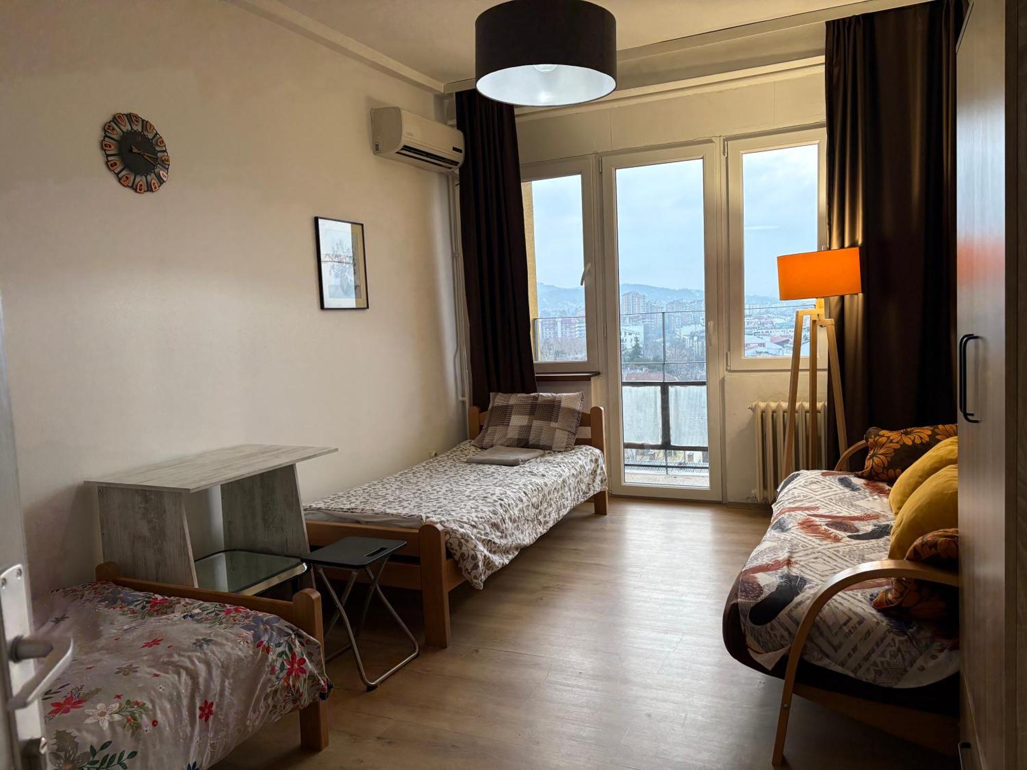 Gazde/Camere de închiriat With Great View Shared Bathroom No Parking *